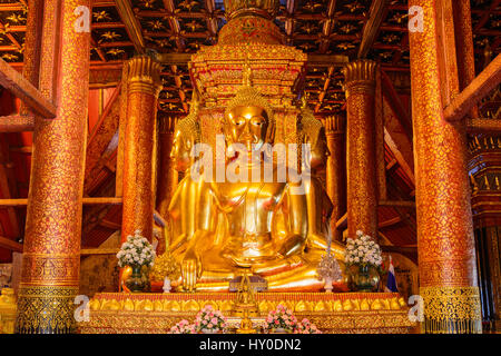 Nan, Thaïlande - 2016-12-24 : Bouddha à l'intérieur de la belle au temple bouddhiste de Wat Phumin, Nan province. Banque D'Images