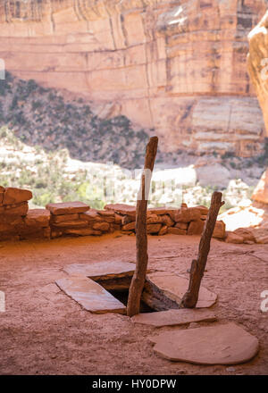 L'entrée d'un souterrain Kiva (vue de dessus). Plantés dans le sol, la Kiva est couvert avec les journaux et la boue, laissant une entrée étroite et ladde Banque D'Images