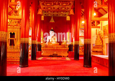 Nan, Thaïlande - 2016-12-25 : Bouddha à l'intérieur de la belle au temple bouddhiste de Wat Hua Khuang, Nan province. temple, Nan province. Banque D'Images