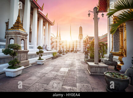 Temple Bouddhique Wat Pho au coucher du soleil à Bangkok, Thaïlande Banque D'Images