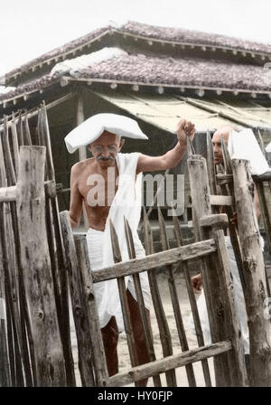 Mahatma Gandhi exerçant son oreiller sur la tête, de l'ashram sevagram, Maharashtra, Inde, Asie, 1940 Banque D'Images