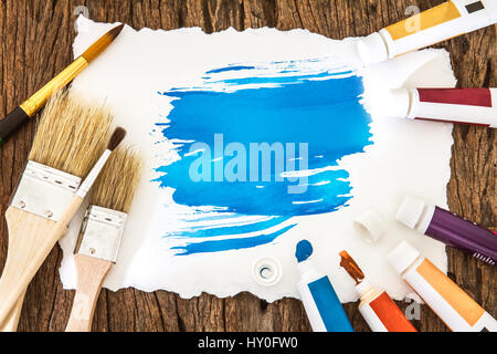 Pinceau aquarelle art bleu et blanc sur fond de bois l'art du papier Banque D'Images