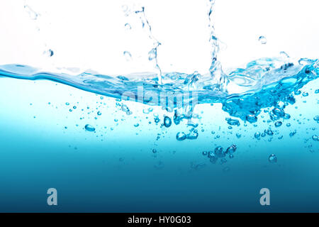 La Close up Blue Water Splash avec bulles sur fond blanc Banque D'Images