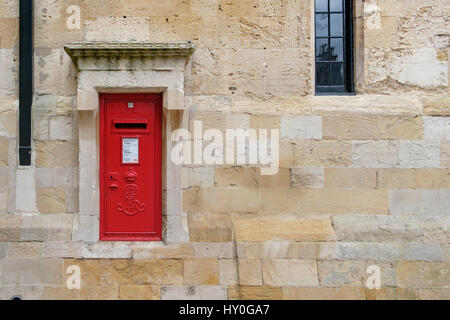 Windsor, Royaume-Uni - 18 mars : un traditionnel britannique emblématique post box dans un mur de pierre en mars 2017. Banque D'Images