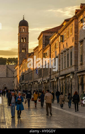 L'avenue principale de Stradun, ou dans la cité médiévale fortifiée de Dubrovnik, sur la côte dalmate de la Croatie. Banque D'Images