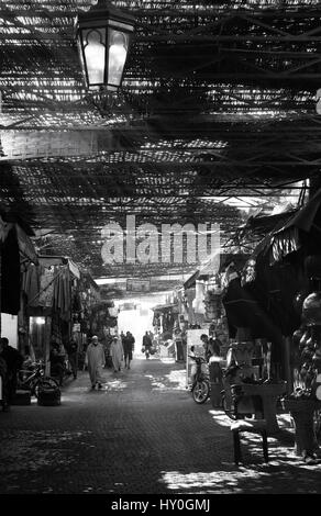 Scène de rue dans le centre de Marrakech, au Maroc. Banque D'Images