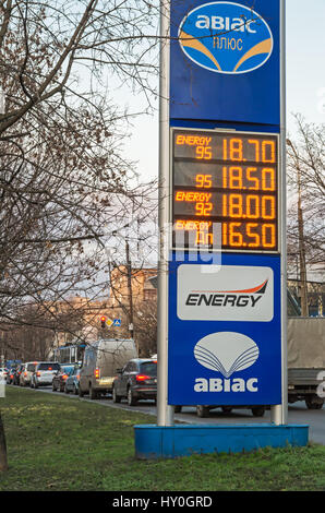 De Dnepropetrovsk, Ukraine - Décembre 04, 2015 : prix de l'essence actuelle en UAH dans une station d'essence en Ukraine Banque D'Images