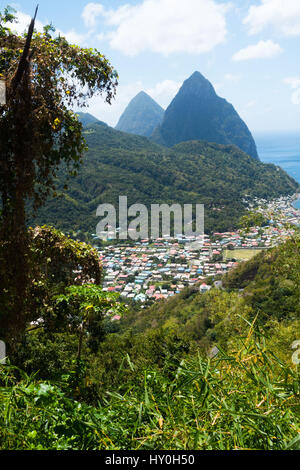 L'ancienne capitale française de St Lucia, la Soufrière, avec Petit Piton et Gros Piton (2) bouchons volcaniques dans l'arrière-plan Banque D'Images