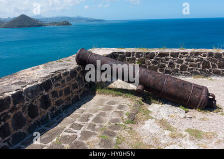 Vieux canon sur le mur de Rodney Fort de l'île Pigeon, Sainte-Lucie, dans les Caraïbes Banque D'Images