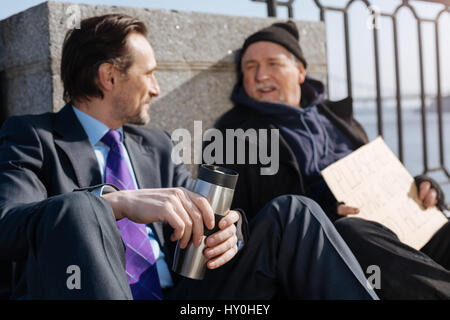 Heureux les hommes qui ont une conversation agréable Banque D'Images