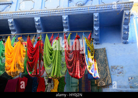 Sari suspendus, Jodhpur, Rajasthan, Inde, Asie Banque D'Images