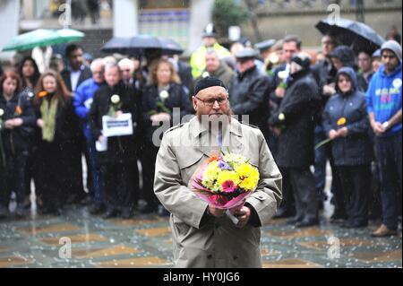 Une semaine après l'attaque terroriste de Westminster le peuple de Sheffield, South Yorkshire, se souvenir des victimes. Banque D'Images