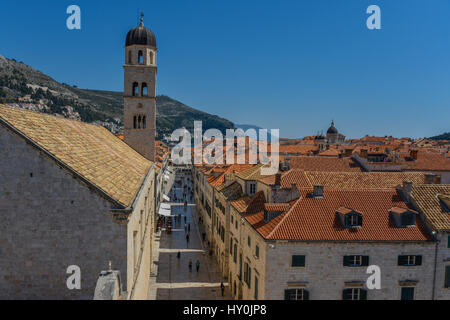 Le Stradun, ou l'avenue principale, dans la ville médiévale fortifiée de Dubrovnik, sur la côte dalmate de la Croatie. Banque D'Images