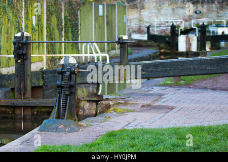 Les portes et la liquidation de l'engin d'un cadenas sur le Canal Trent et Mersey Shugborough Estate près de la Grande, Haywood, dans le Staffordshire Banque D'Images