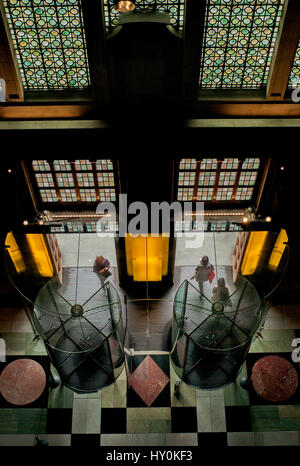 Vue intérieure en regardant les portes d'entrée de la V & A Museum Victoria and Albert Museum de Londres Banque D'Images