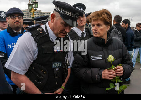 Une semaine après l'attaque terroriste de Londres a rencontré la police et les membres du public de rendre hommage aux victimes, le pont de Westminster, London, UK Banque D'Images