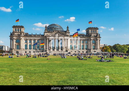 Le bâtiment du Reichstag a été construit entre 1884 et 1894 par Paul Wallott. Depuis 1999, le bâtiment est le siège du Bundestag à Berlin Banque D'Images