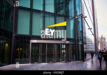 Vue générale de l'EY (Ernst & Young) bureau à Londres Banque D'Images