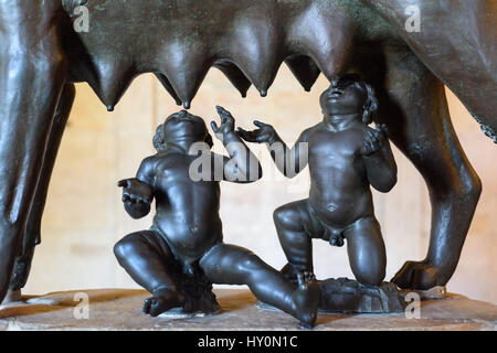 Rome. L'Italie. Louve du capitole allaitant les jumeaux Romulus et Remus, les fondateurs mythiques de Rome, Musée du Capitole. Musei Capitolini. Banque D'Images