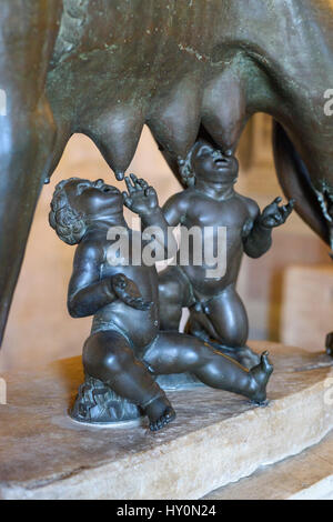 Rome. L'Italie. Louve du capitole allaitant les jumeaux Romulus et Remus, les fondateurs mythiques de Rome, Musée du Capitole. Musei Capitolini. Banque D'Images