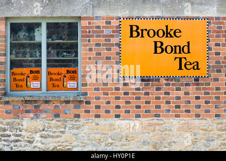 Brooke Bond Plateau Metal signe sur un magasin Banque D'Images