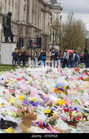 Fleurs en face de l'abbaye de Westminster Banque D'Images