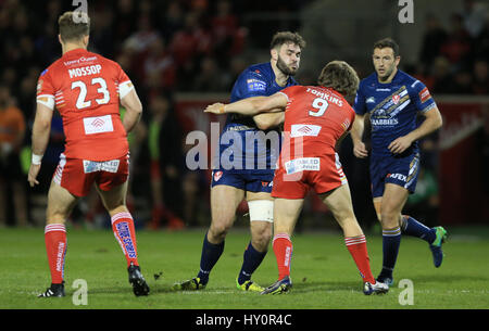 Salford Red Devils' Logan Tomkins s'attaque à St Helens' Alex Walmsley au cours de la Super League Betfred match au stade AJ Bell, Manchester. Banque D'Images