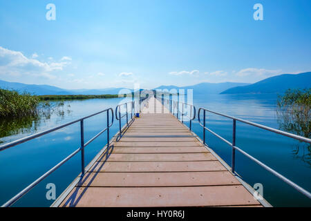 La zone piétonne pont ponton utilisé pour connecter les Agios Achilios Island dans le petit lac de Prespa en Macédoine Grèce Europe. Banque D'Images