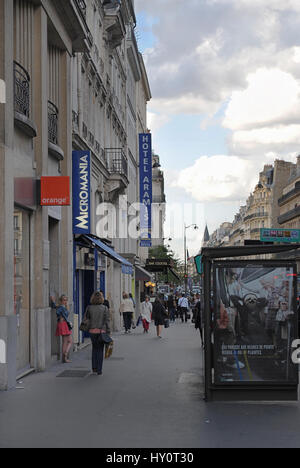 Paris, France, le 22 juin : Les Parisiens, marcher sur le Boulevard Montparnasse, le 22 juin 2012 à Paris. À partir d'une série de la vie dans une grande ville. Banque D'Images