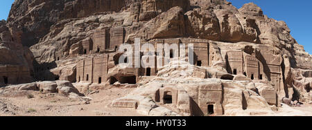 Jordanie : vue panoramique de la rue des façades, rangée de tombes nabatéennes monumentale taillée dans la ville nabatéenne de Pétra archéologique Banque D'Images