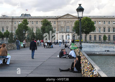 PARIS, FRANCE, Juin 22 : les Parisiens et visiteurs de la ville, reposant sur le pont des amoureux, le 22 juin 2012 à Paris. À partir de la vie de la grande ville. Banque D'Images