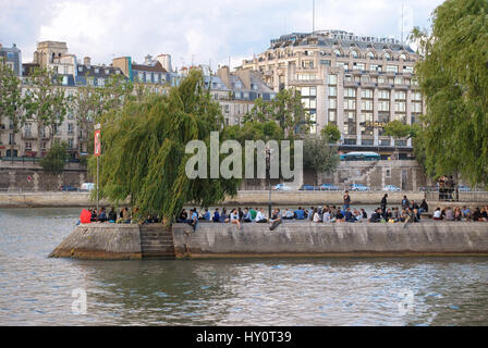 Paris, France, Juin 22 : les Parisiens et les visiteurs, vacanciers sur la flèche de citer l'île, le 22 juin 2012 à Paris. À partir d'une série de la vie dans une grande ville. Banque D'Images