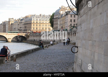 Paris, France, Juin 22 : les Parisiens et les visiteurs de jour ensoleillé chaud relaxant sur le quai de la Seine, 22 juin 2012 à Paris. À partir d'une série de bi Banque D'Images