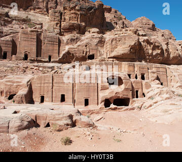 Jordanie : la vue de la rue des façades, rangée de tombes nabatéennes monumentale taillée dans la ville nabatéenne de Pétra archéologique Banque D'Images