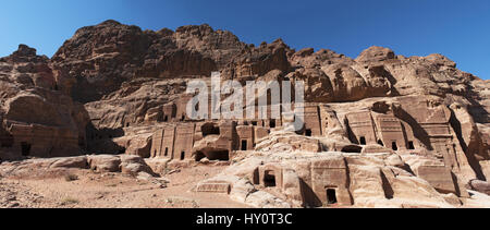 Jordanie : vue panoramique de la rue des façades, rangée de tombes nabatéennes monumentale taillée dans la ville nabatéenne de Pétra archéologique Banque D'Images