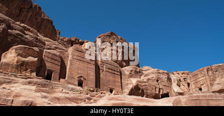 Jordanie : vue panoramique de la rue des façades, rangée de tombes nabatéennes monumentale taillée dans la ville nabatéenne de Pétra archéologique Banque D'Images