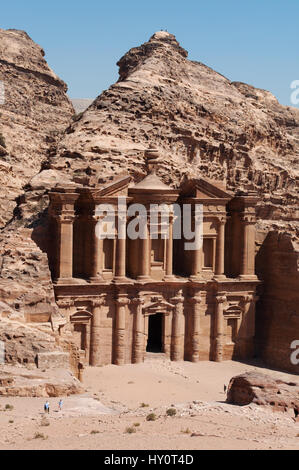 Jordanie : le paysage jordanien avec vue sur le monastère, le bâtiment monumental taillé rock dans les vestiges archéologiques de la ville nabatéenne de Pétra Banque D'Images