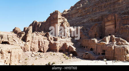 Jordanie : vue panoramique de la rue des façades, rangée de tombes nabatéennes monumentale taillée dans la ville nabatéenne de Pétra archéologique Banque D'Images