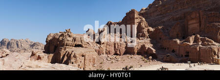 Jordanie : vue panoramique de la rue des façades, rangée de tombes nabatéennes monumentale taillée dans la ville nabatéenne de Pétra archéologique Banque D'Images