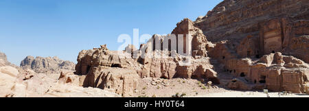 Jordanie : vue panoramique de la rue des façades, rangée de tombes nabatéennes monumentale taillée dans la ville nabatéenne de Pétra archéologique Banque D'Images