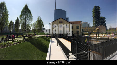 Foundation Riccardo Catella, Unicredit tower et verticale, Bibliothèque d'arbres forestiers, nouveau parc à Milan, de gratte-ciel. Le 30 mars 2017. La Lombardie, Italie Banque D'Images