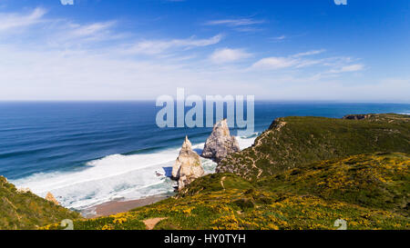 Vue aérienne de l'Ursa Beach (Praia da Ursa) près de Roca Cap (Cabo da Roca) à Sintra, Portugal Banque D'Images