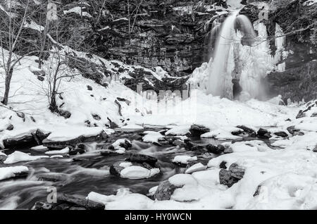 Ruisseau Plattekill dégeler lentement après une grosse tempête de mars dans la région de Platte Clove dans les Catskills Mountains of New York Banque D'Images