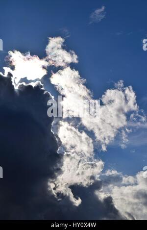 Soleil qui brille derrière les nuages Banque D'Images