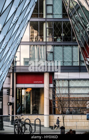 L'étroit tunnel comme à l'extérieur de la grille de métal bleu diagonale Seattle Central Library Banque D'Images