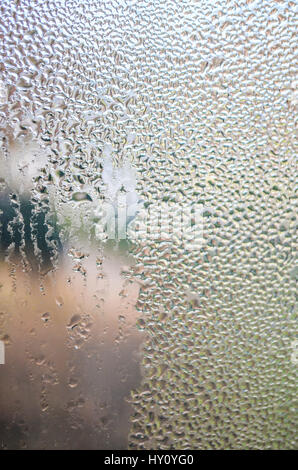 Les gouttelettes d'eau de pluie sur la fenêtre macro closeup Banque D'Images