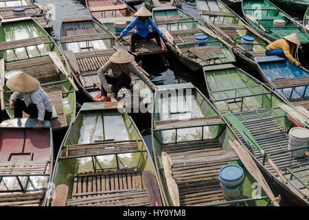 Des personnes non identifiées, sur les bateaux à quai de Tam Coc, province de Ninh Binh, Vietnam Banque D'Images