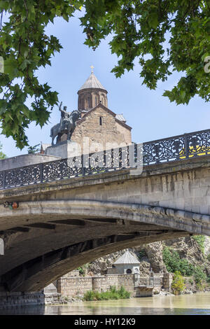 Vie paisible de la vieille ville de Tbilissi, l'église de Metekhi Banque D'Images