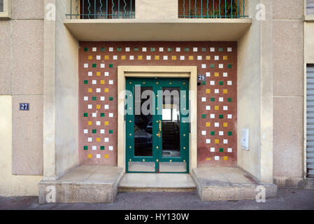 Entrée moderniste en complexe de logement d'après-guerre (1950) Marseille France Banque D'Images