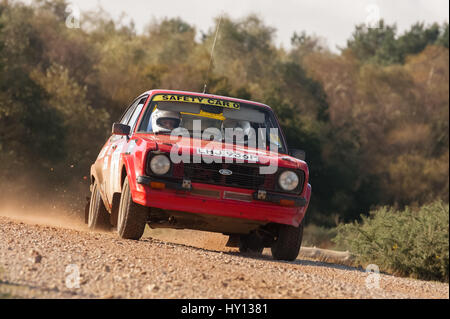 Aldershot, Royaume-Uni - 3 novembre 2012 : Ford Escort voiture de sécurité à la vitesse sur le pavillon étape du rallye tempête MSA près d'Aldershot, Royaume-Uni Banque D'Images